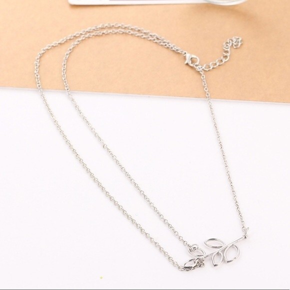 Tree Leaf Layered Necklace - Picture 2 of 3